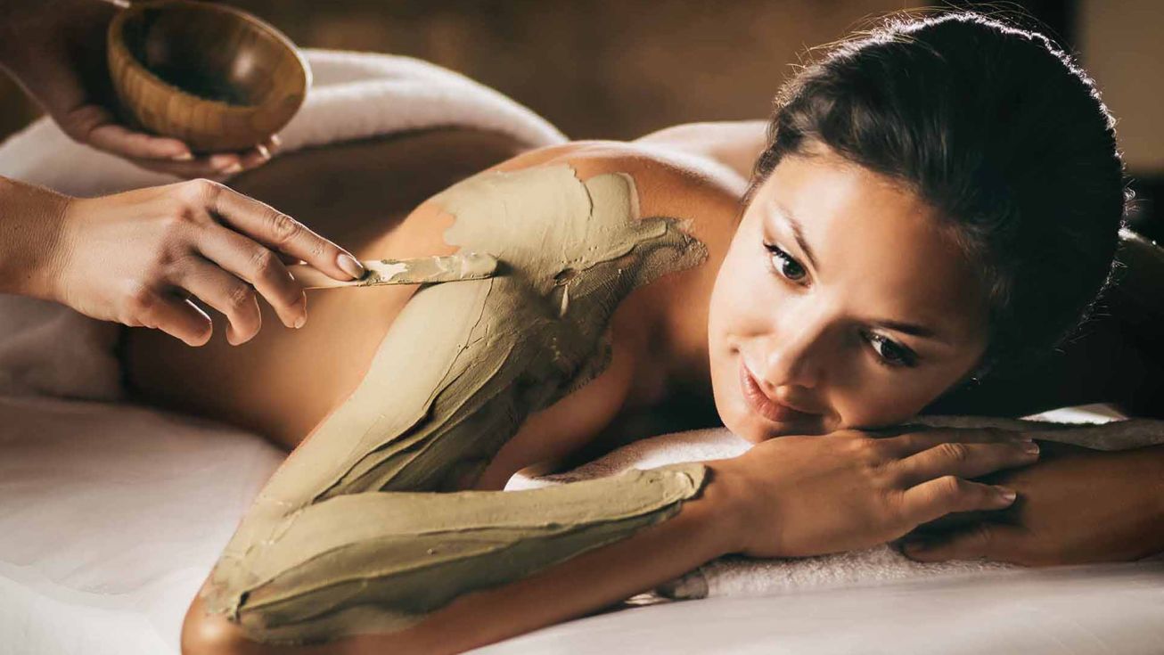 application d'un soin de boues marine sur les bras