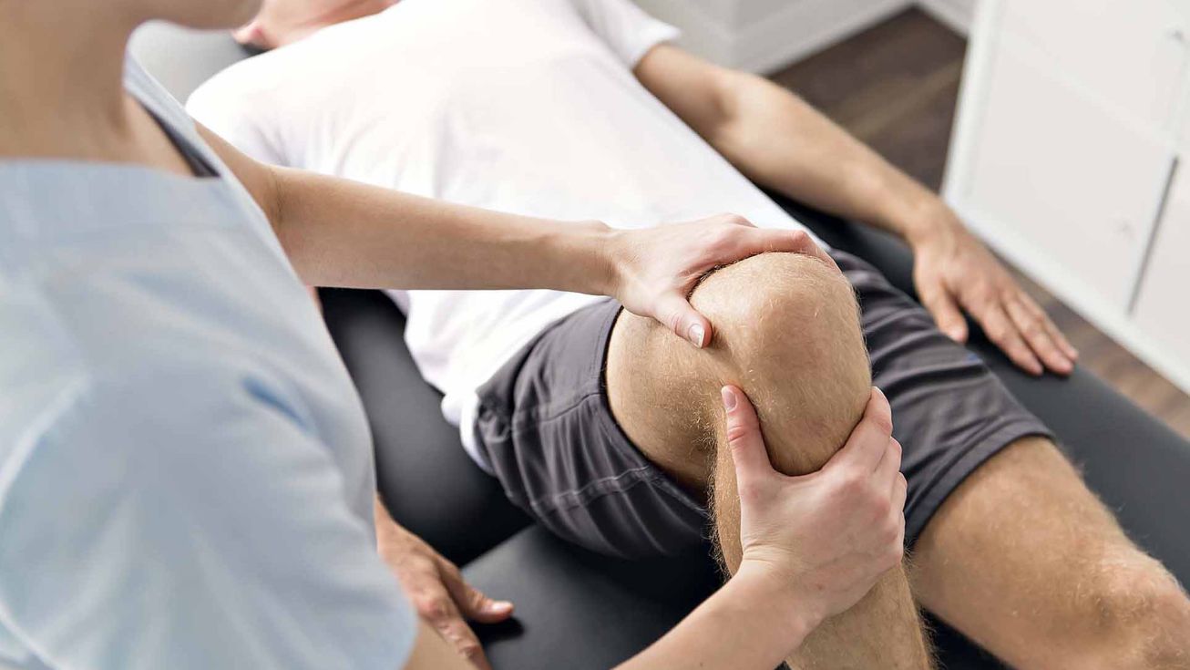 Homme pendant une manipulation du genou