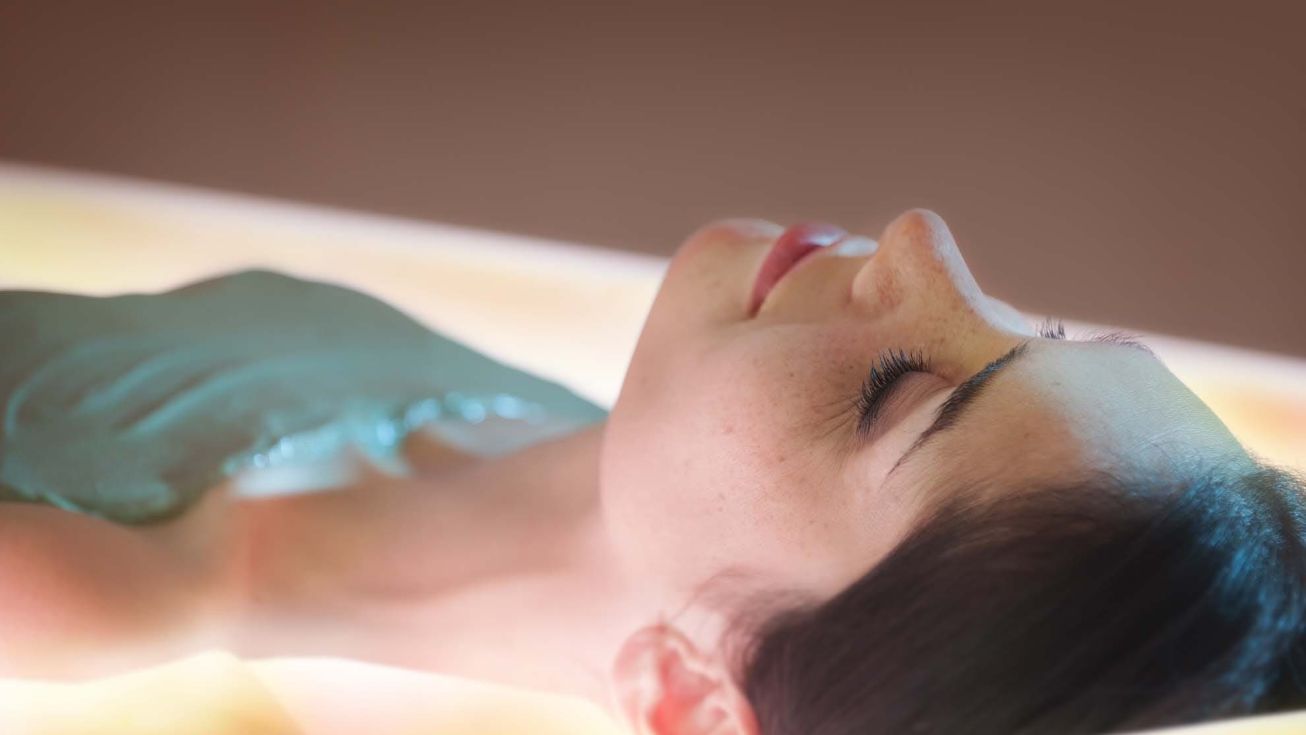 femme dans une cabine d'enveloppement sensoriel