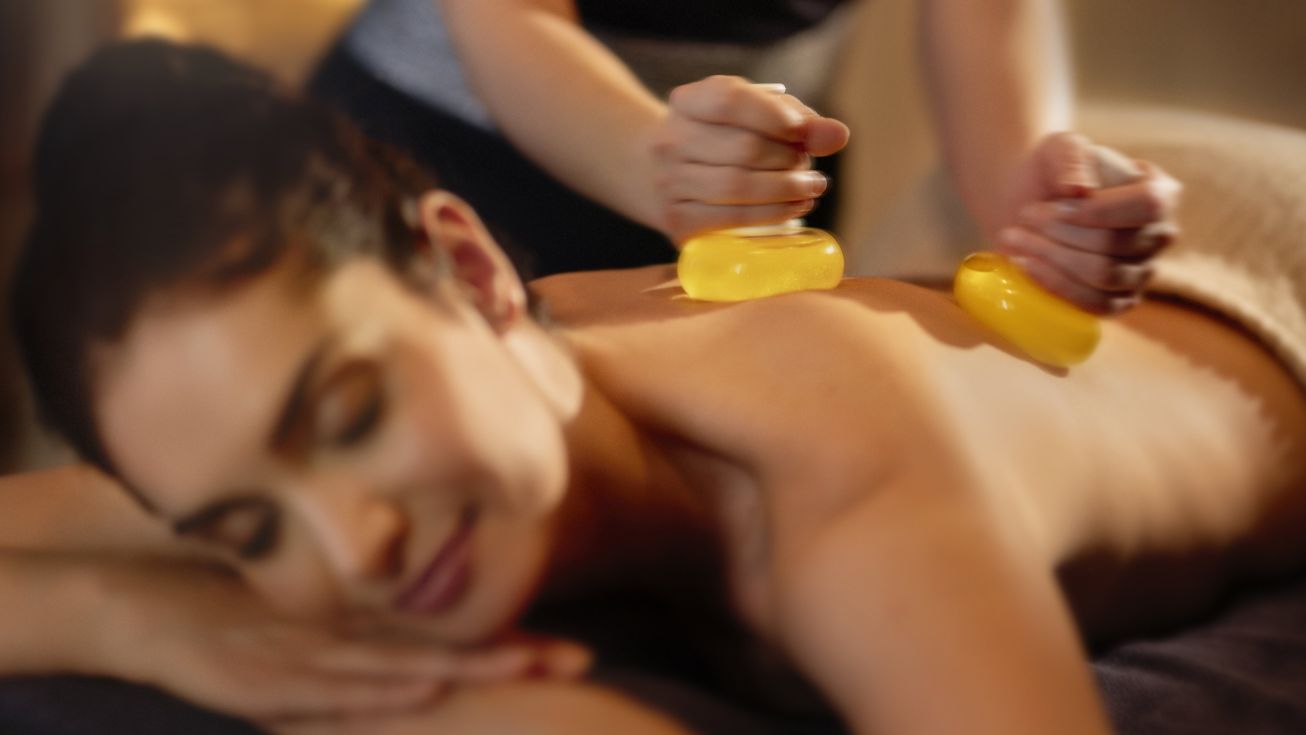 Femme massage boule de massage spa thalasso