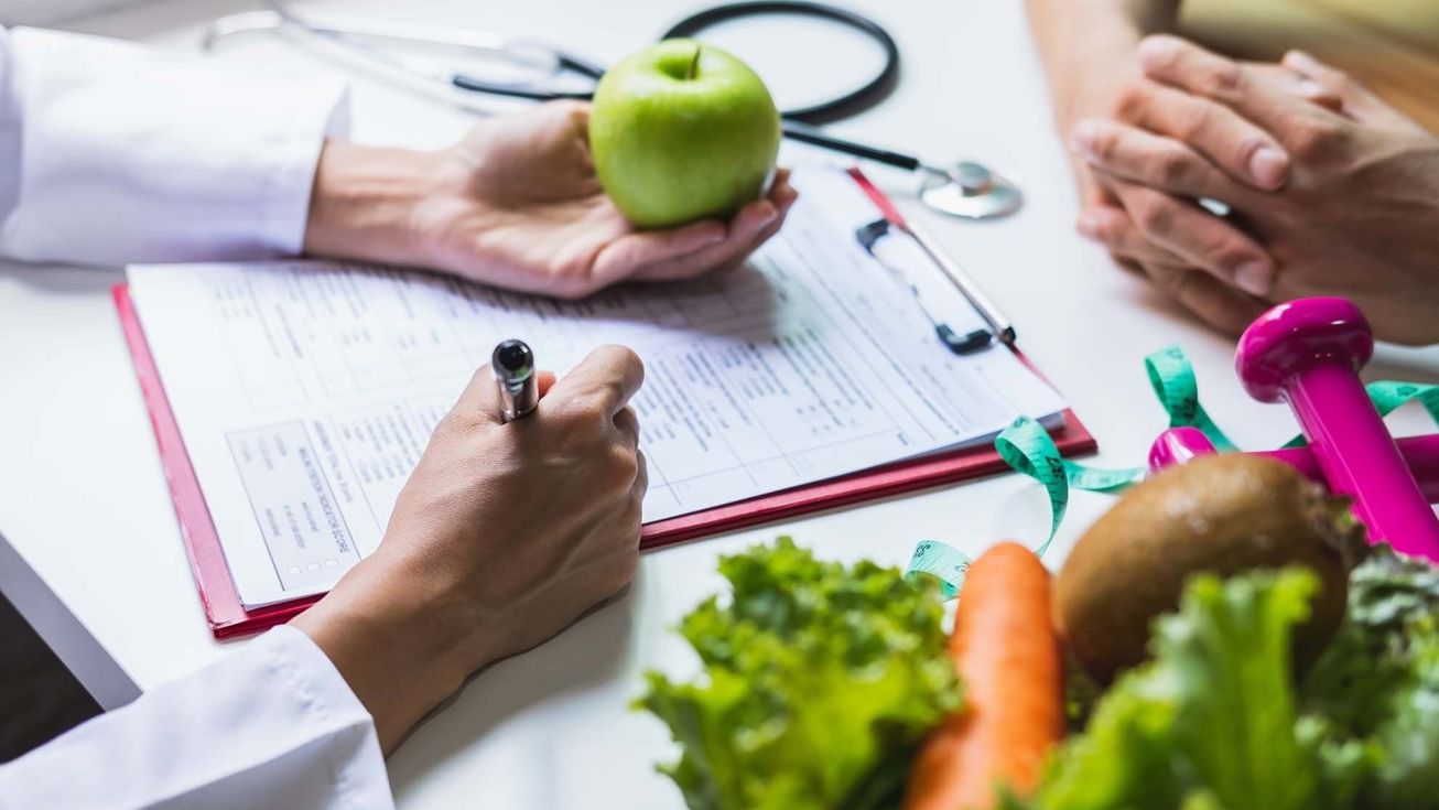 Main d'une personne réalisant une consultation diététique