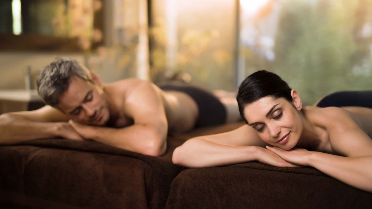 Couple dans une cabine duo spa