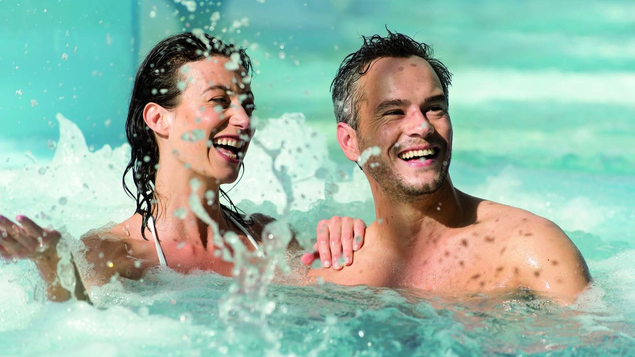 Couple heureux dans une piscine