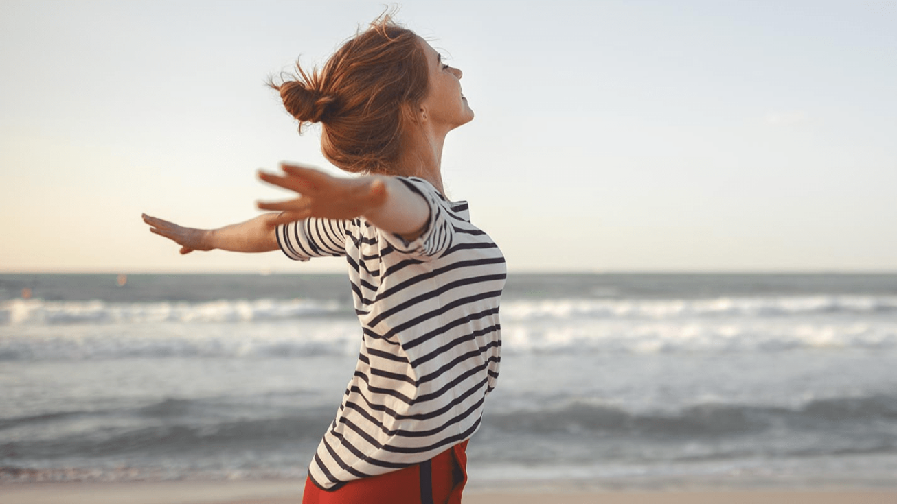 femme libre sur une plage