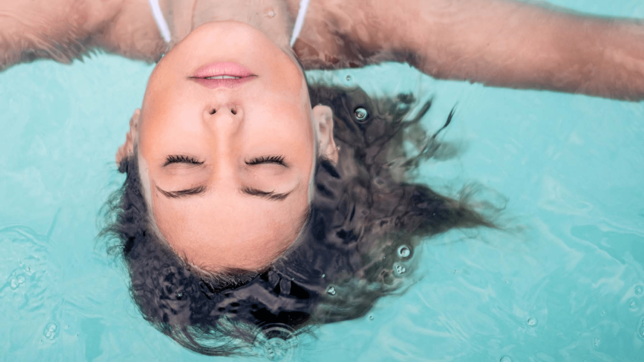 Femme détentue dans une piscine thalasso