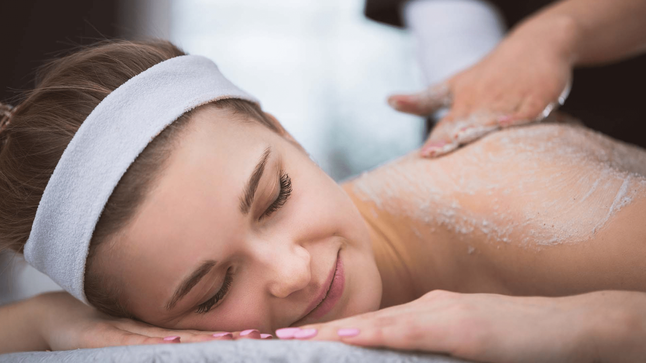 femme pendant un gommage coprs aux 3 sels