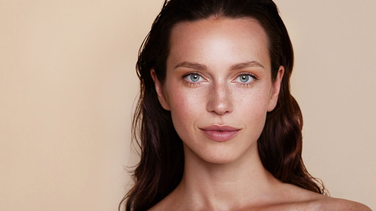 Femme plan du visage  recevant un soin du visage avec protocole peeling biorevitalisant et mésolift