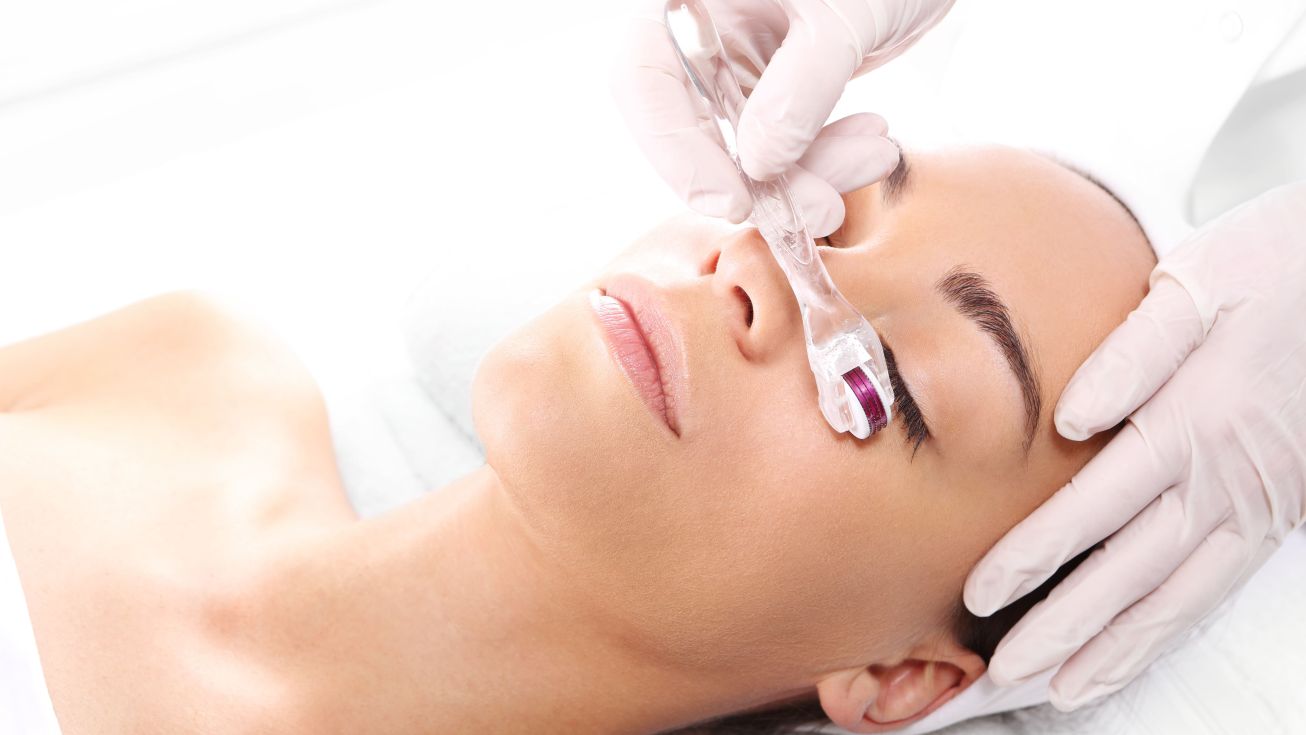 Femme soin visage de médecine esthétique