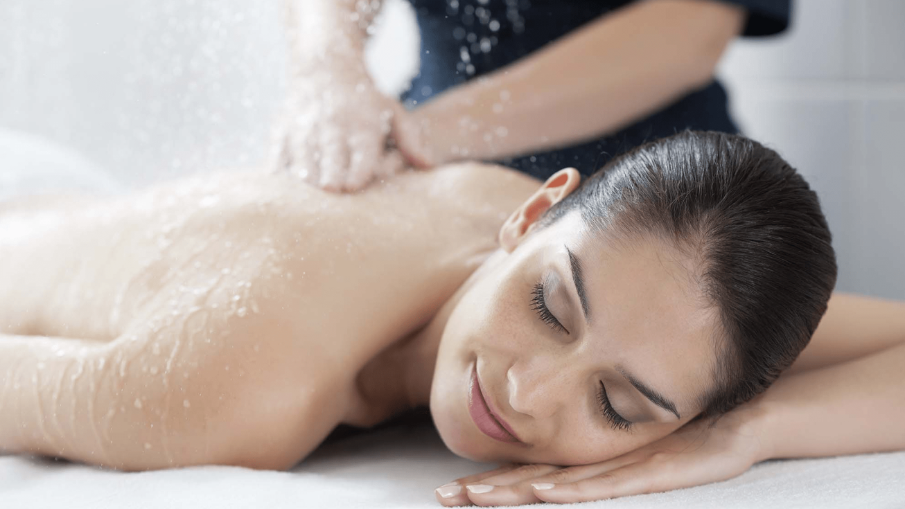 Massage sous pluie marine de la cure thalasso
