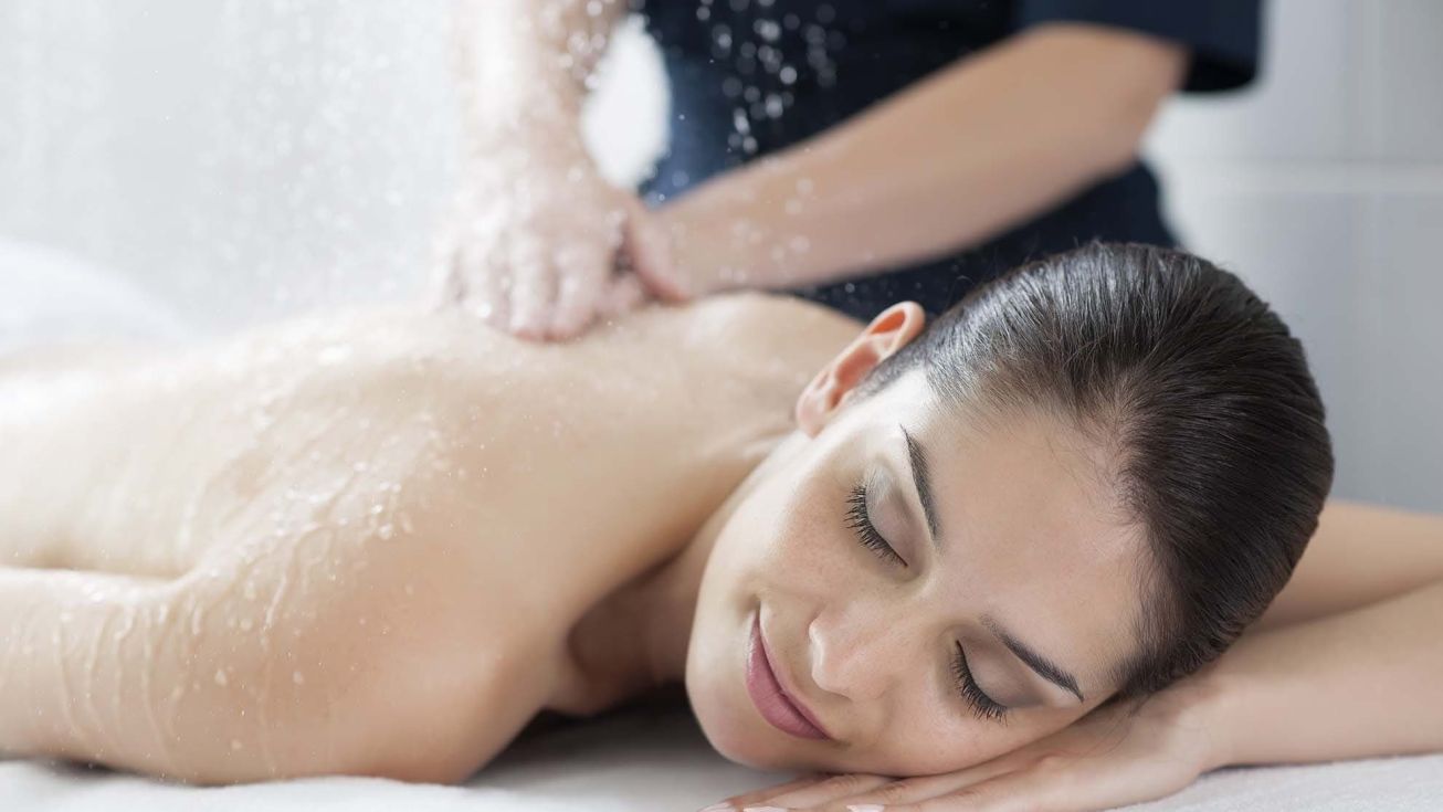 Massage sous pluie marine de la cure thalasso