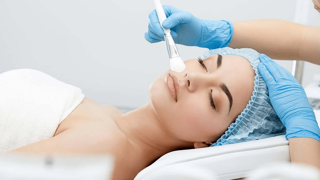 Femme pendant un soin de médecine esthétique peeling biorevitalisant anti-âge