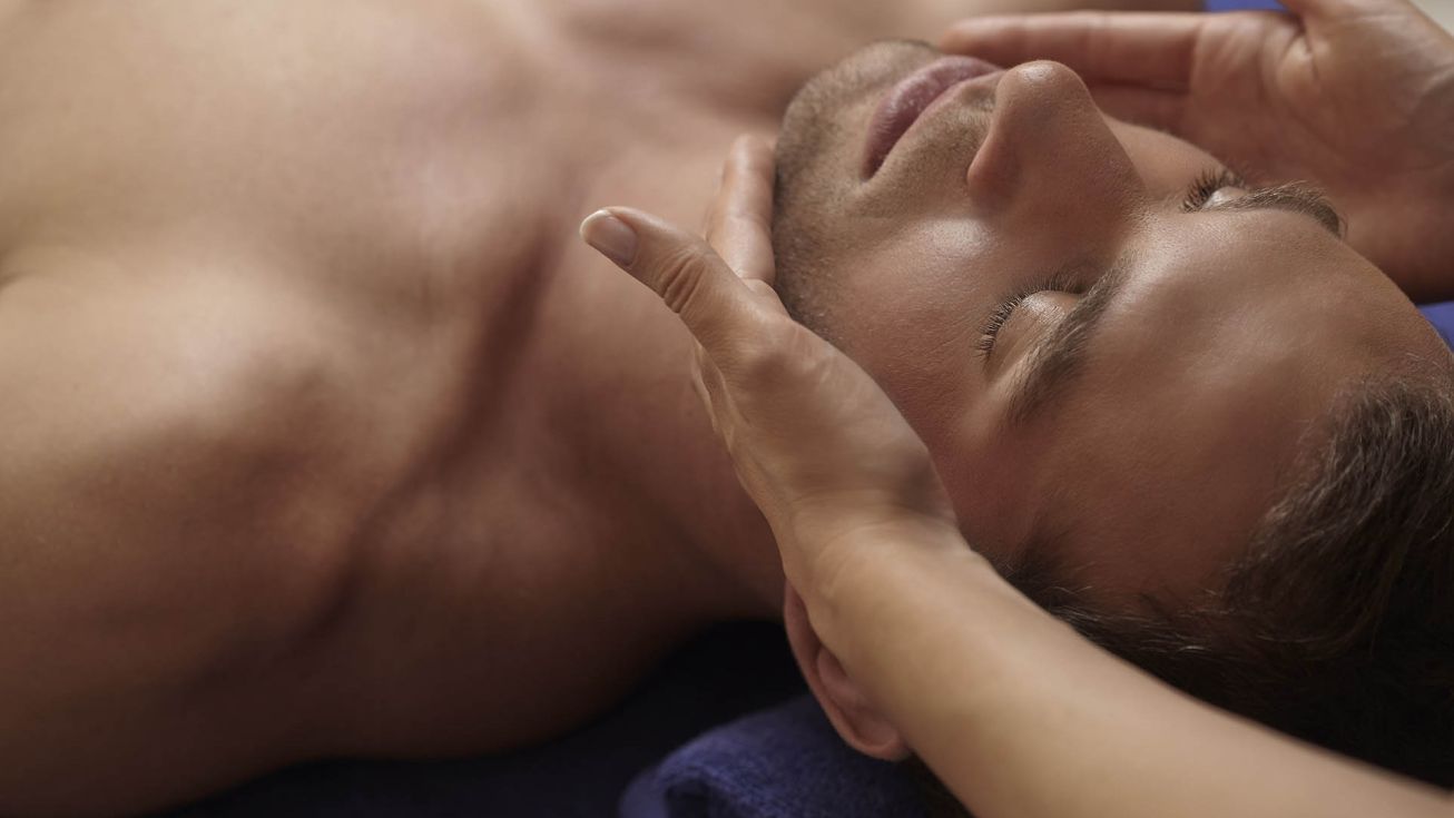 Homme durant un soin visage Phytomer apaisant