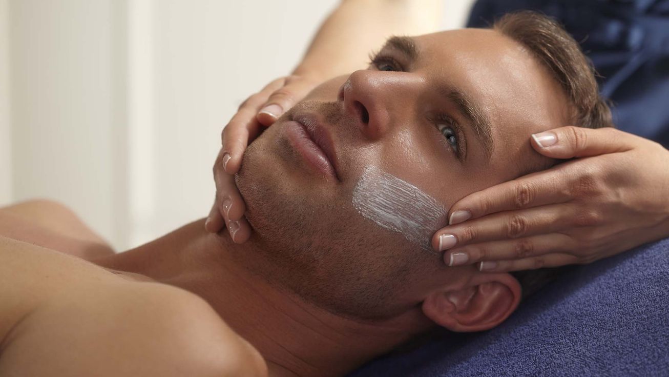 Homme durant un soin visage Phytomer hydratant