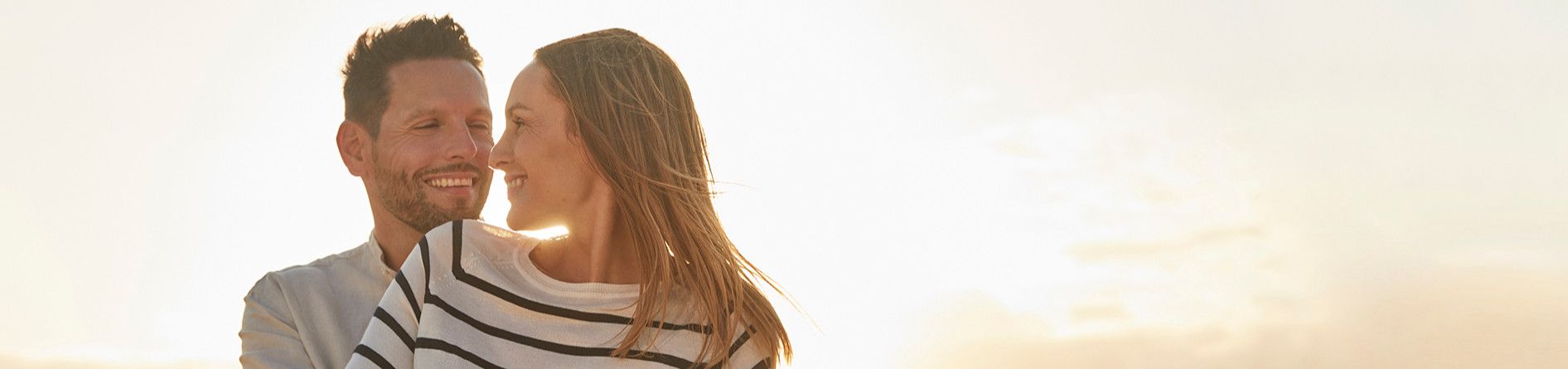 Couple plage enlacement sourire