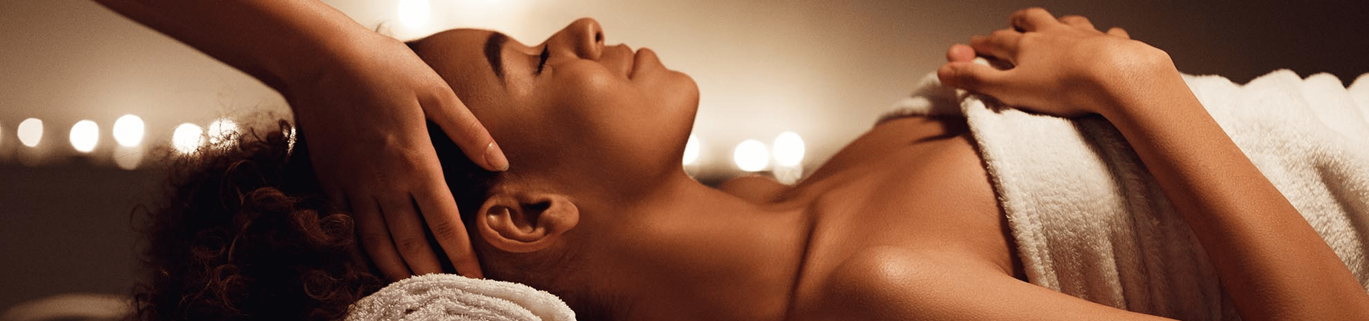 femme se faisant masser le visage