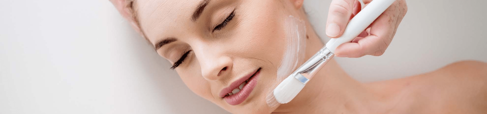 femme durant un soin visage dermo-cosmétique au spa