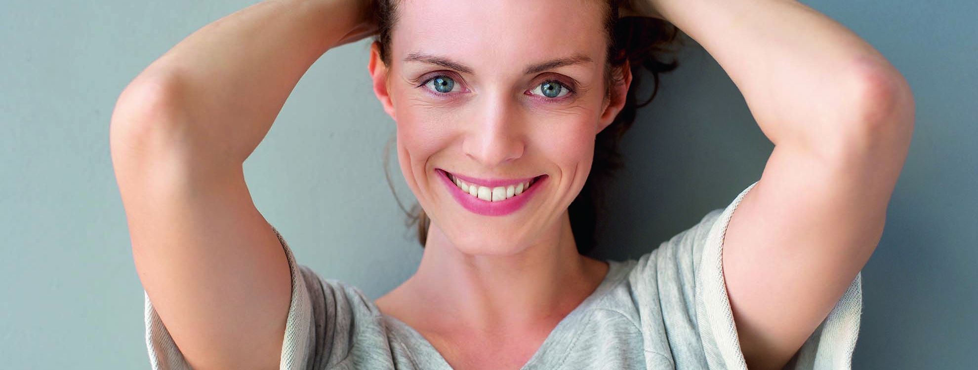 femme souriante après un soin skin booster