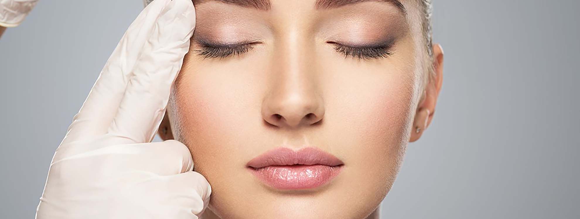 Femme pendant une consultation en médecine esthétique