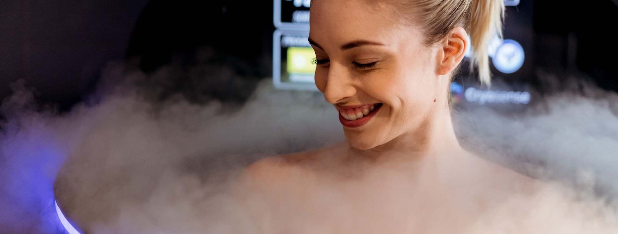 femme dans une cabine de cryothérapie en marche