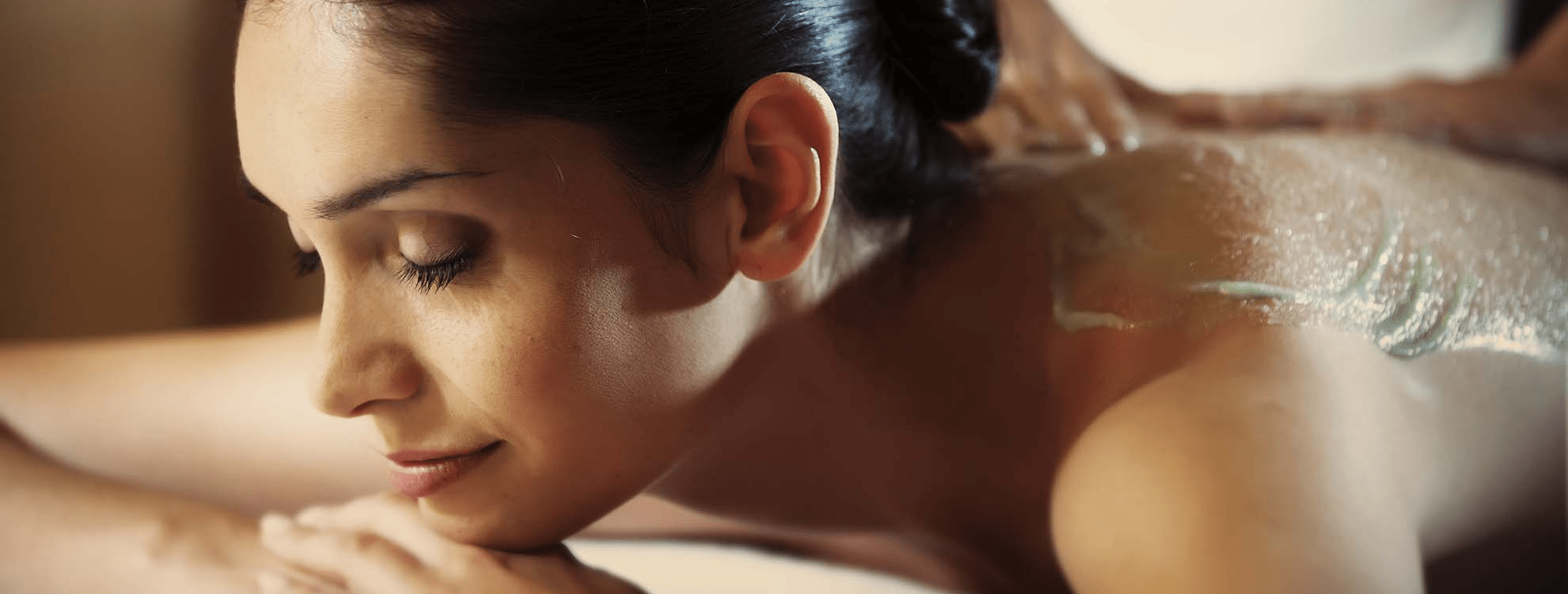 Femme allongée pendant un soin gommage