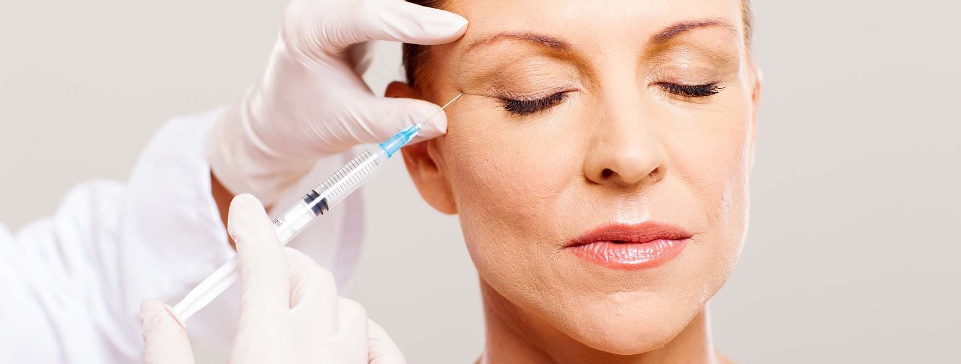 Une femme pendant un soin d'injection d'acide hyaluronique