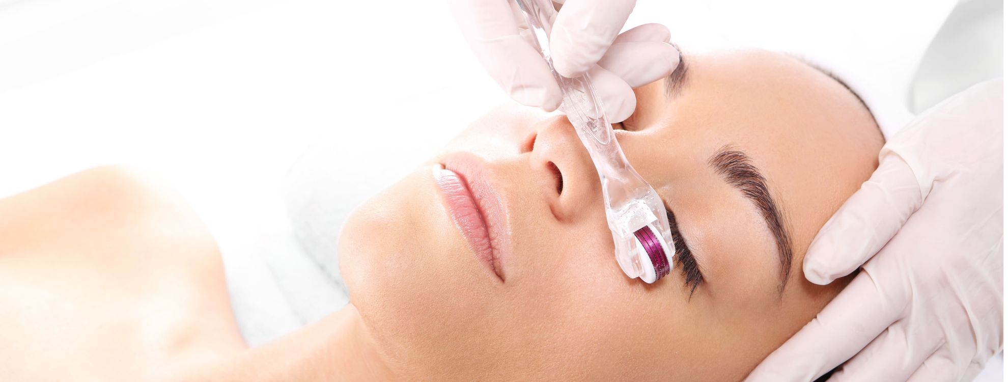 Femme soin visage de médecine esthétique