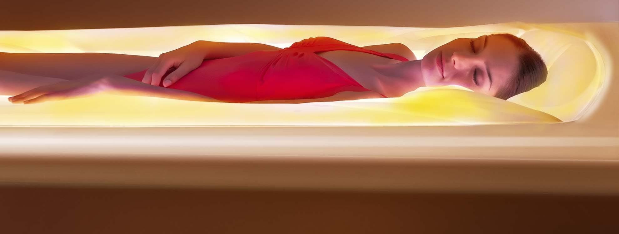 Femme sur un Lit hydrosensoriel