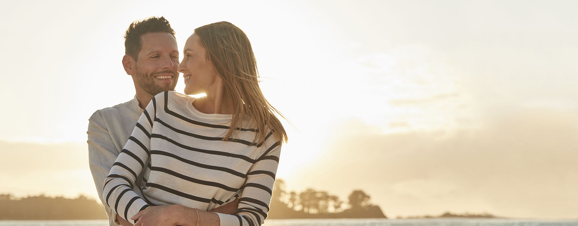 Couple plage enlacement sourire