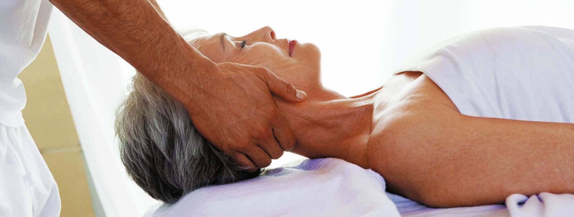 femme durant un soin de médecine douce