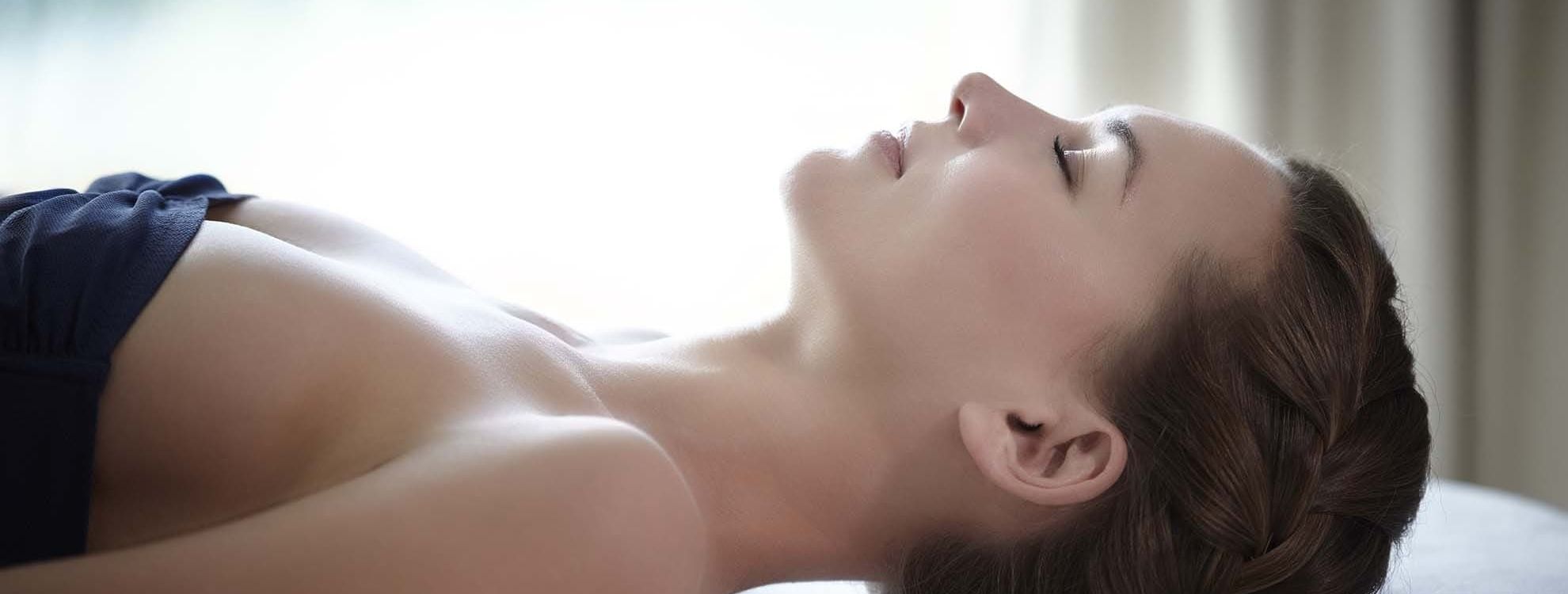 Femmes reposée pendant un soin