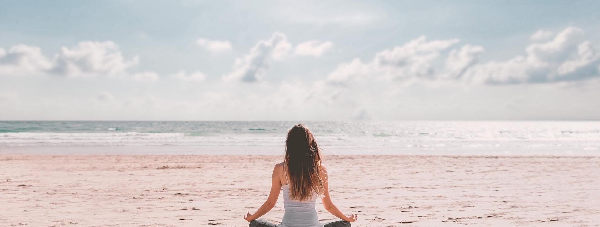 Femme pendant une séance de yoga en extérieur