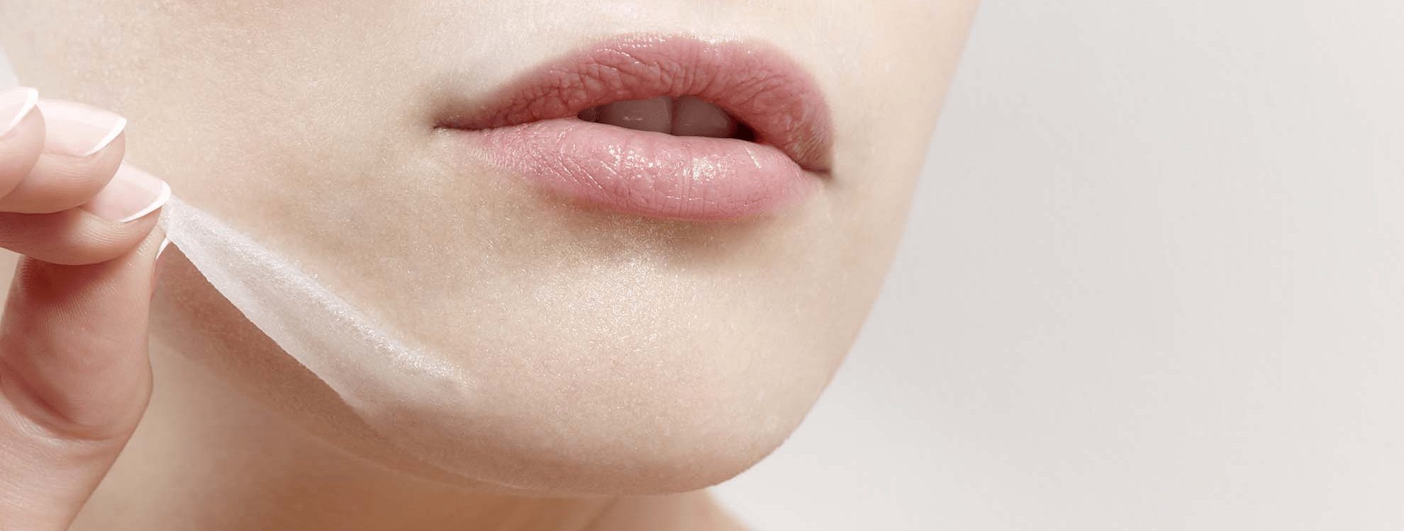 Femme pendant un peeling acide ultra-concentré