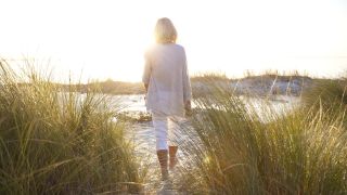 Balade sur la plage dans le cadre d'une cure thalasso