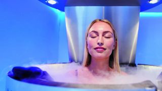 Femme dans une cabine cryothérapie en marche