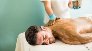 Homme durant un soin d'enveloppement