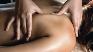 femme durant un massage du corps