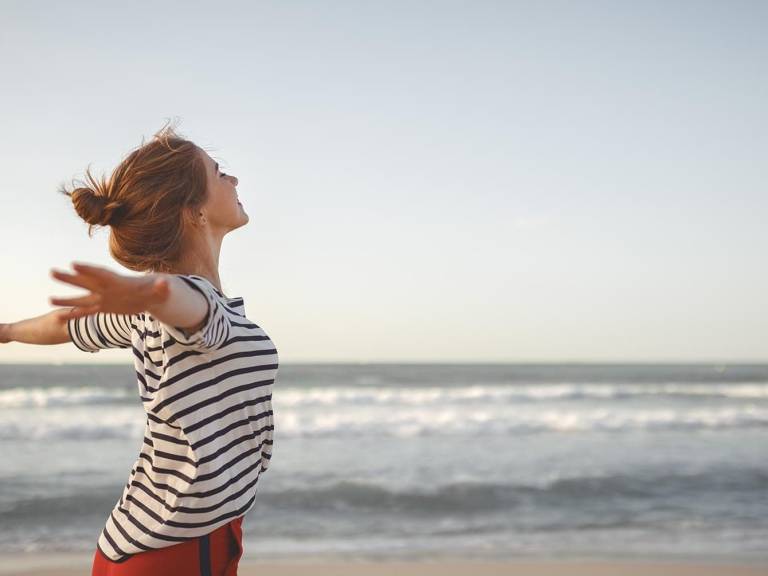 femme qui respire l'air de la mer