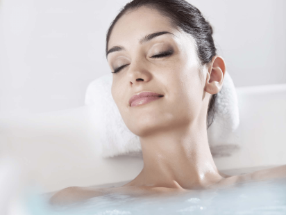 personne dans un bain hydromassant cristaux de mer ou gelée d'algues