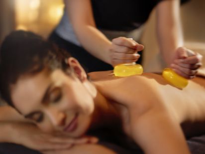 Femme massage boule de massage spa thalasso