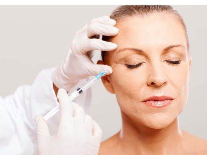 Une femme pendant un soin d'injection d'acide hyaluronique