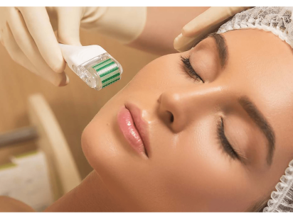 Femme pendant un soin  de médecine esthétique mésolift anti-âge