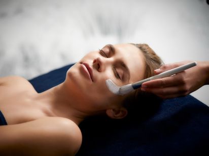 Femme soin visage anti age spa thalasso