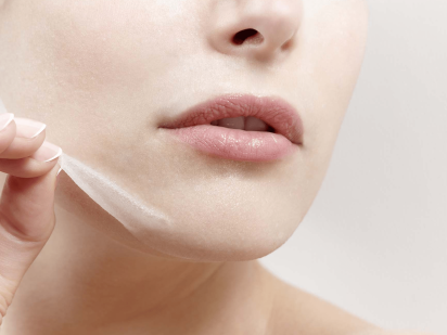 Femme pendant un peeling acide ultra-concentré
