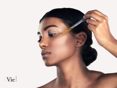 Femme applicant un soin liftant raffermissant de collagène