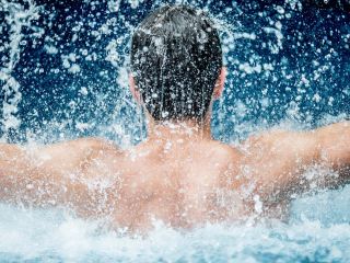 Dos d'un homme dans une piscine