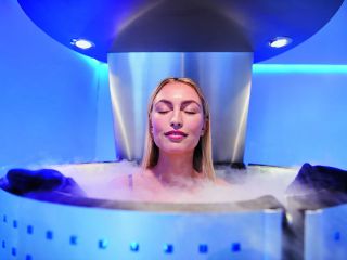 Femme dans une cabine cryothérapie en marche