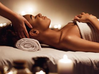 femme se faisant masser le visage