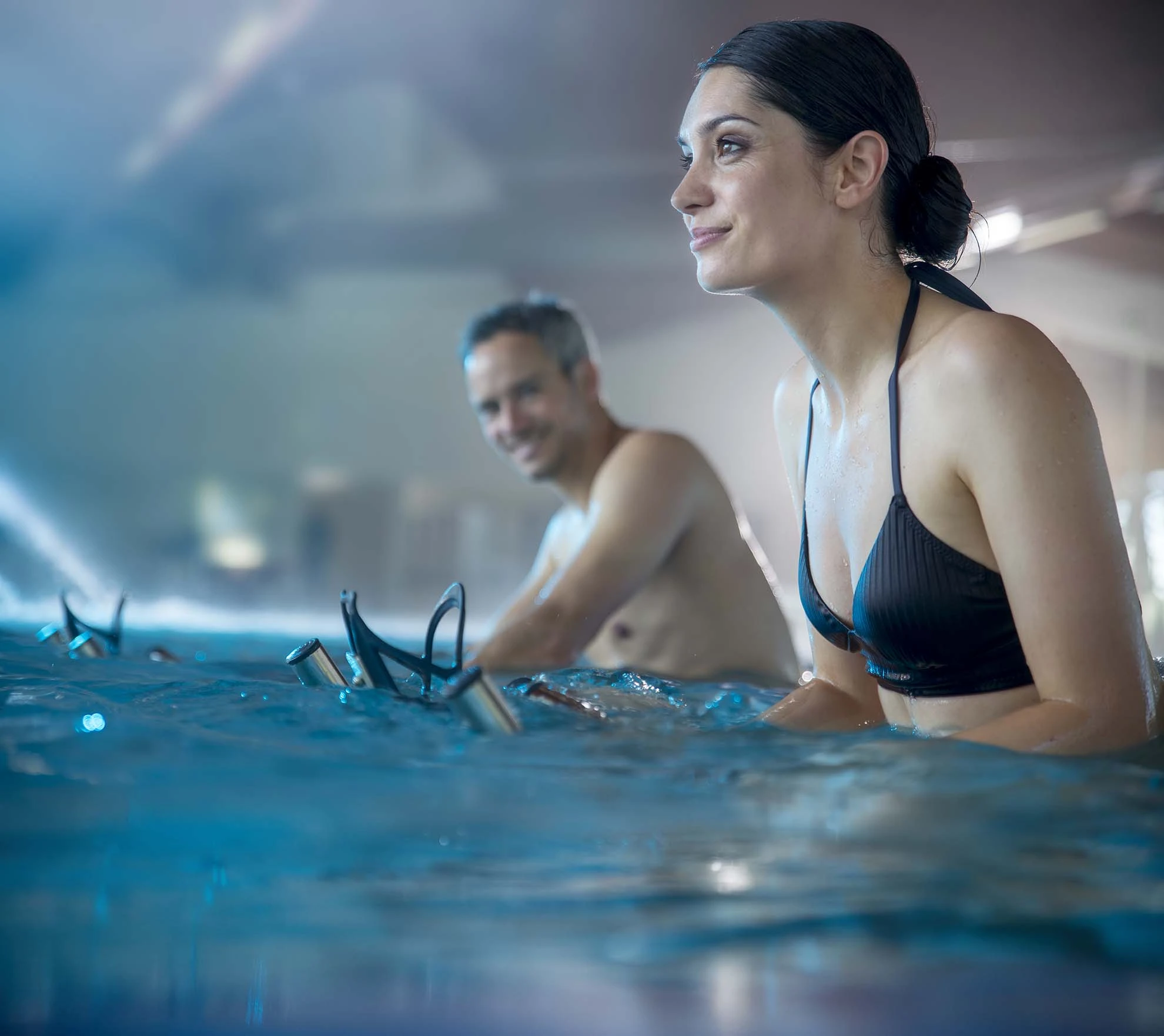 couple durant une séance d'activité aquatique
