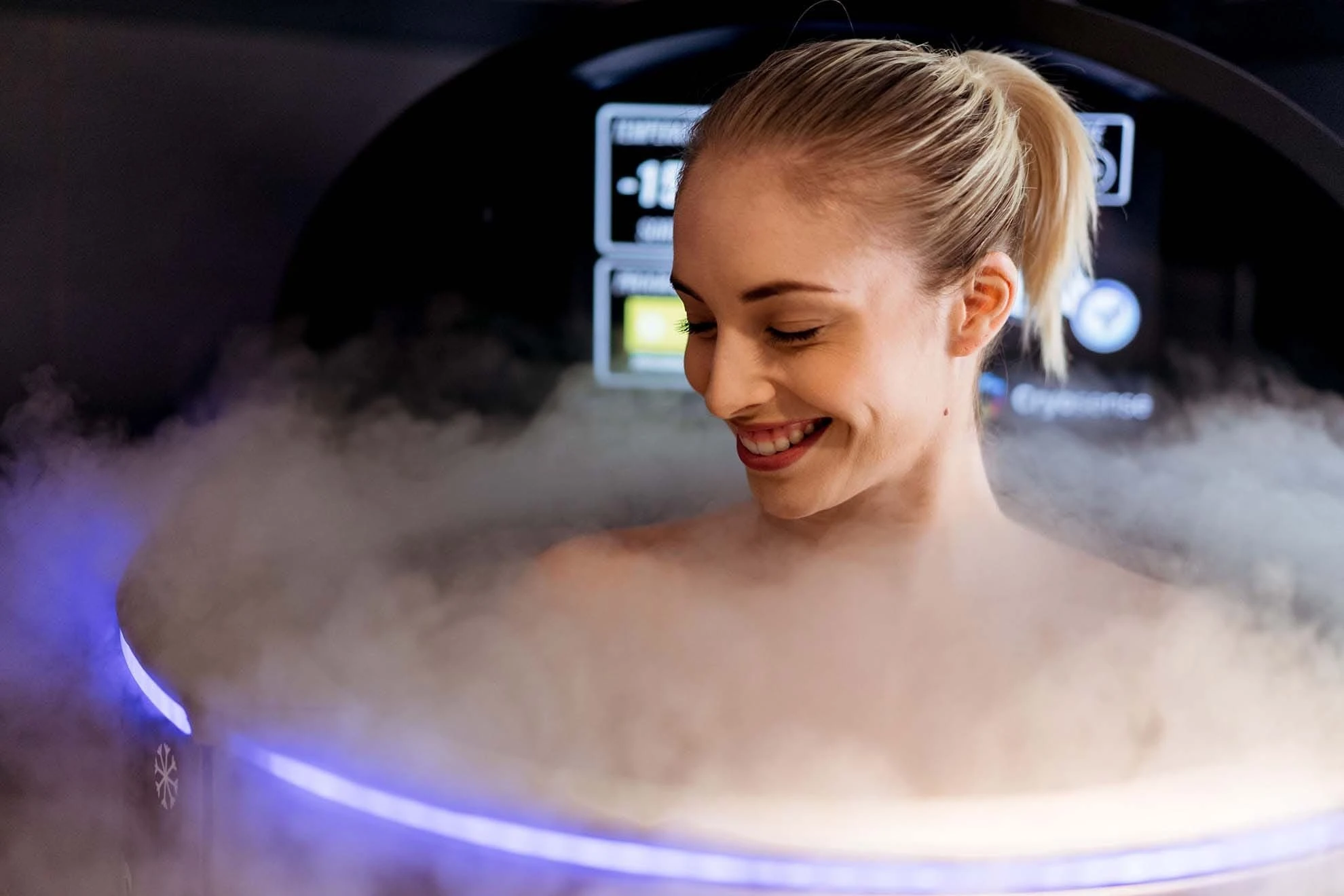 Personne dans une cabine de cryothérapie