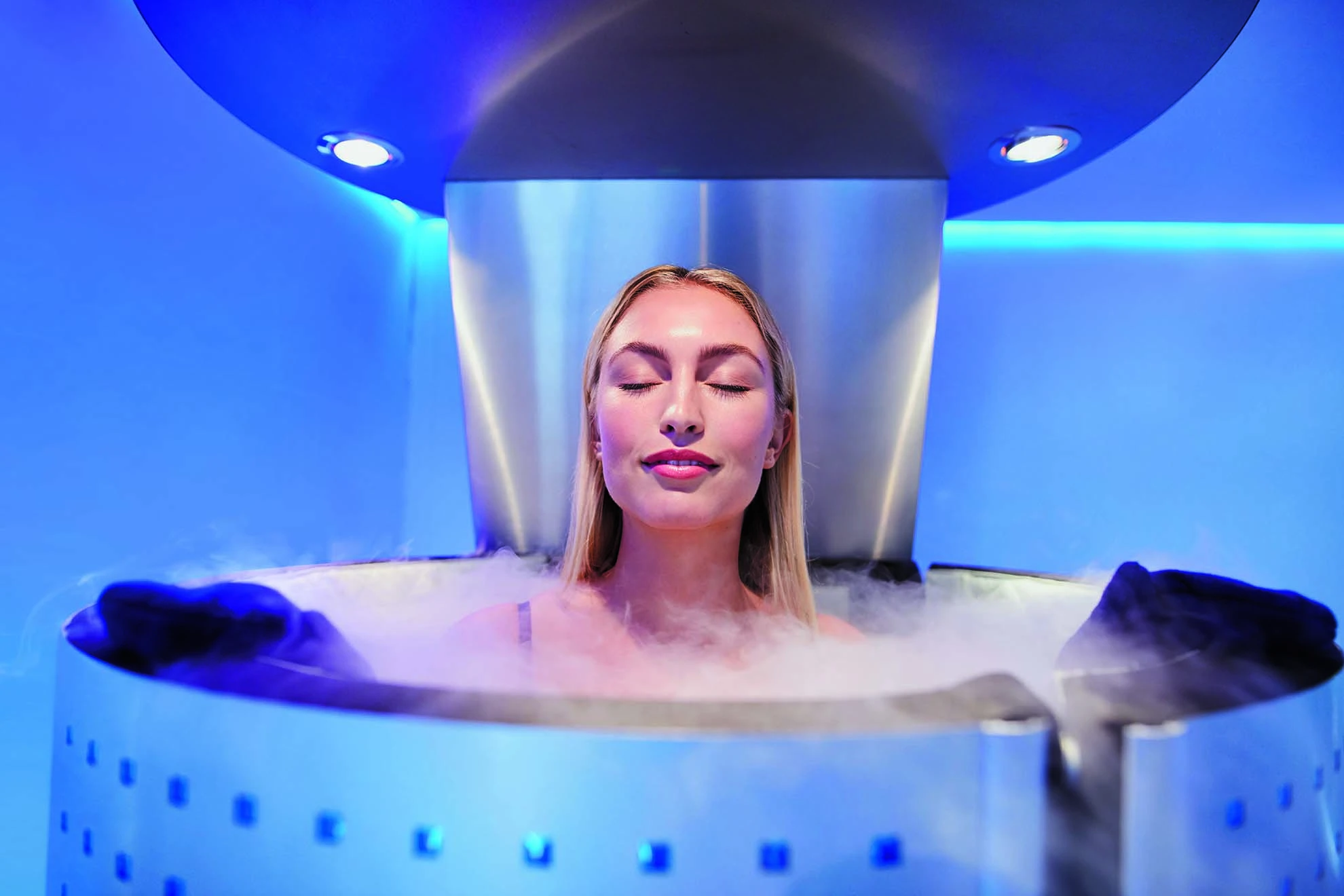 Personne dans une cabine de cryothérapie